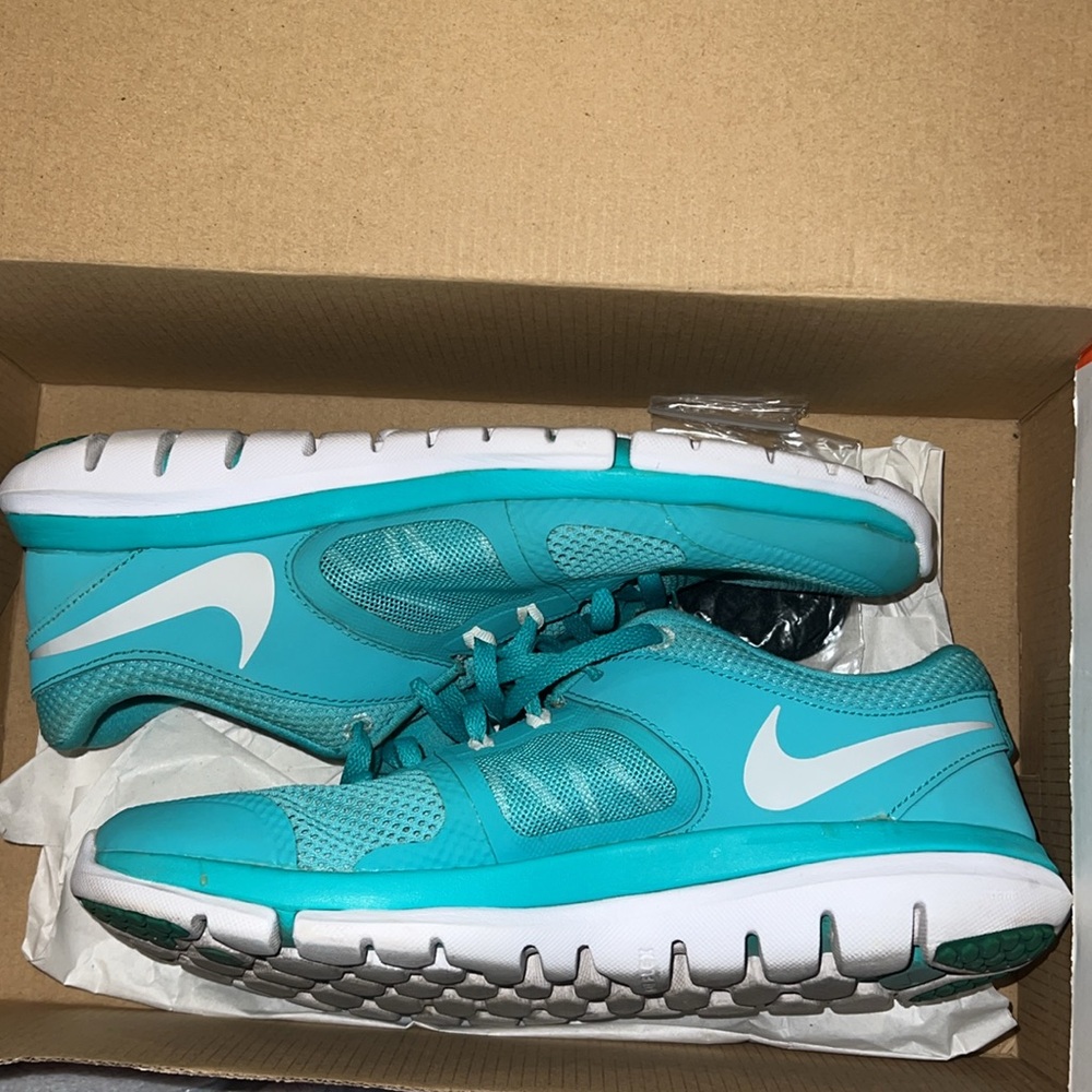 Nike Flex 2014 Run - Size 8 (Pre-Loved) running shoes 
Color: Teal & White